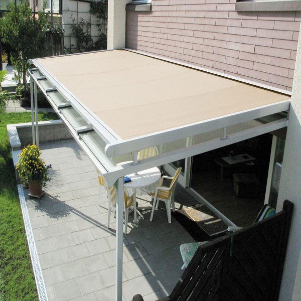 Pérgola bioclimática en terraza amplia